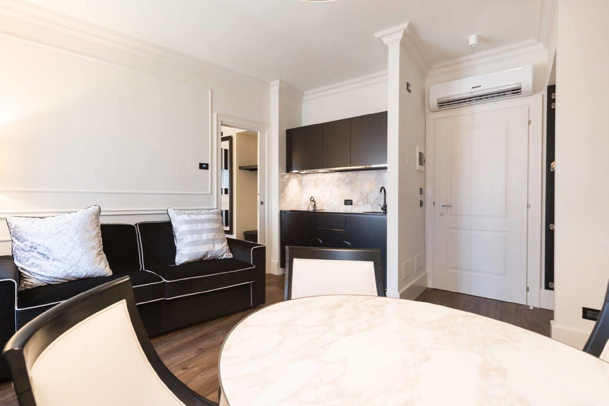 House Aparthotel 4*